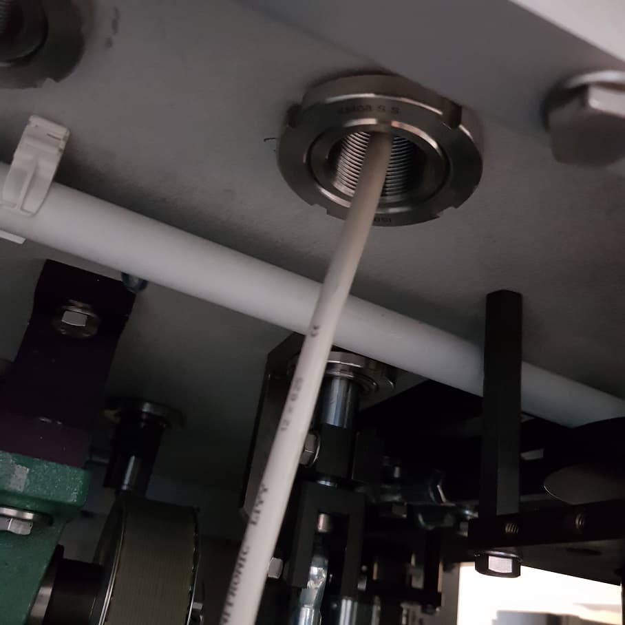 Kabelgenomföring i rostfritt stål för fast installation i isolatorvägg