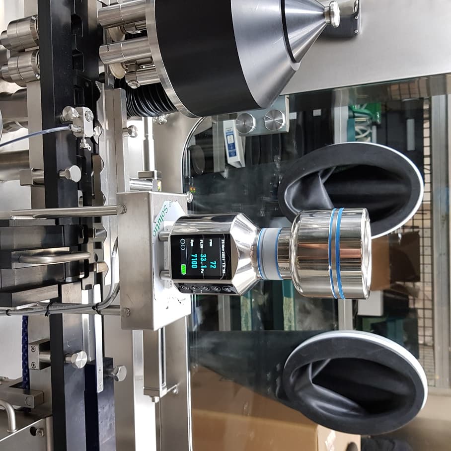 FS100 med display i drift inne i isolator – realtidsövervakning