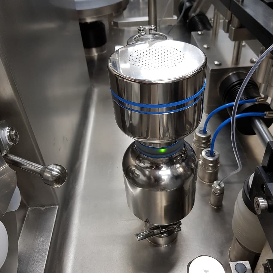 Mikrobiologisk luftprovtagare installerad i isolator med LED-statusindikator – professionell luftövervakning